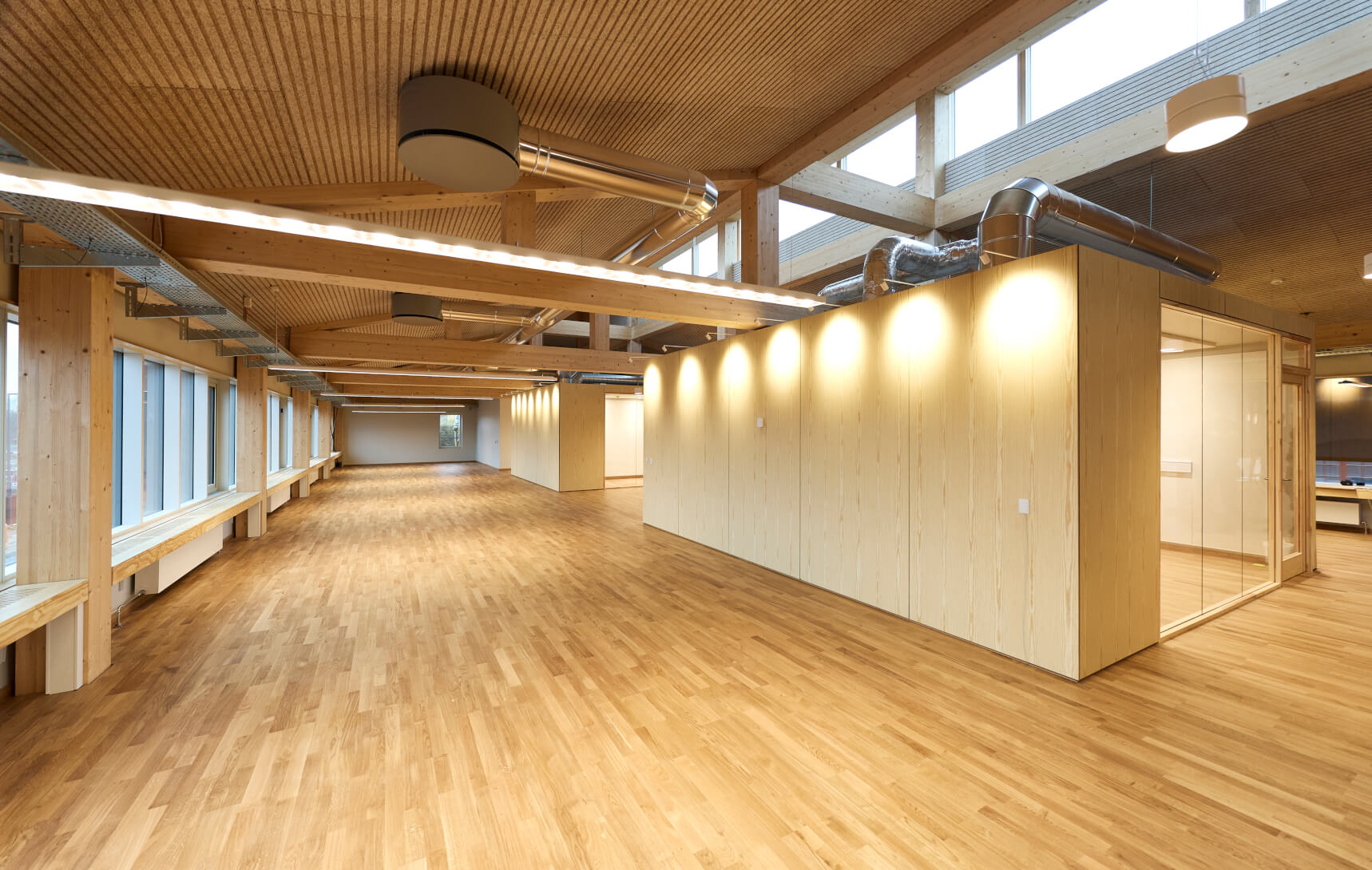 Vinduesbænke og brandhæmmende paneler til Hofor